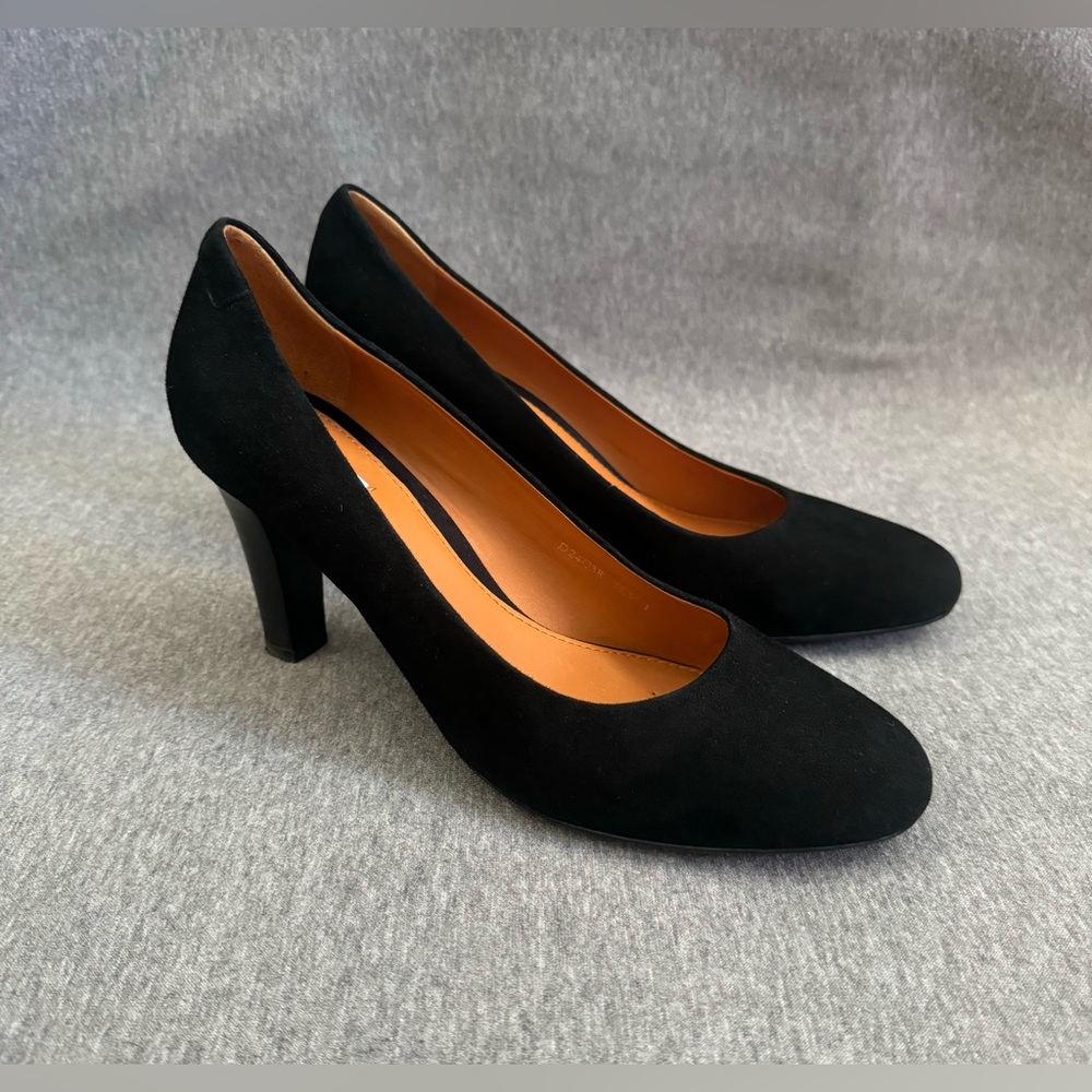 GEOX Respira Marian classic black suedeโ leather round toe pump heels womenโs 8